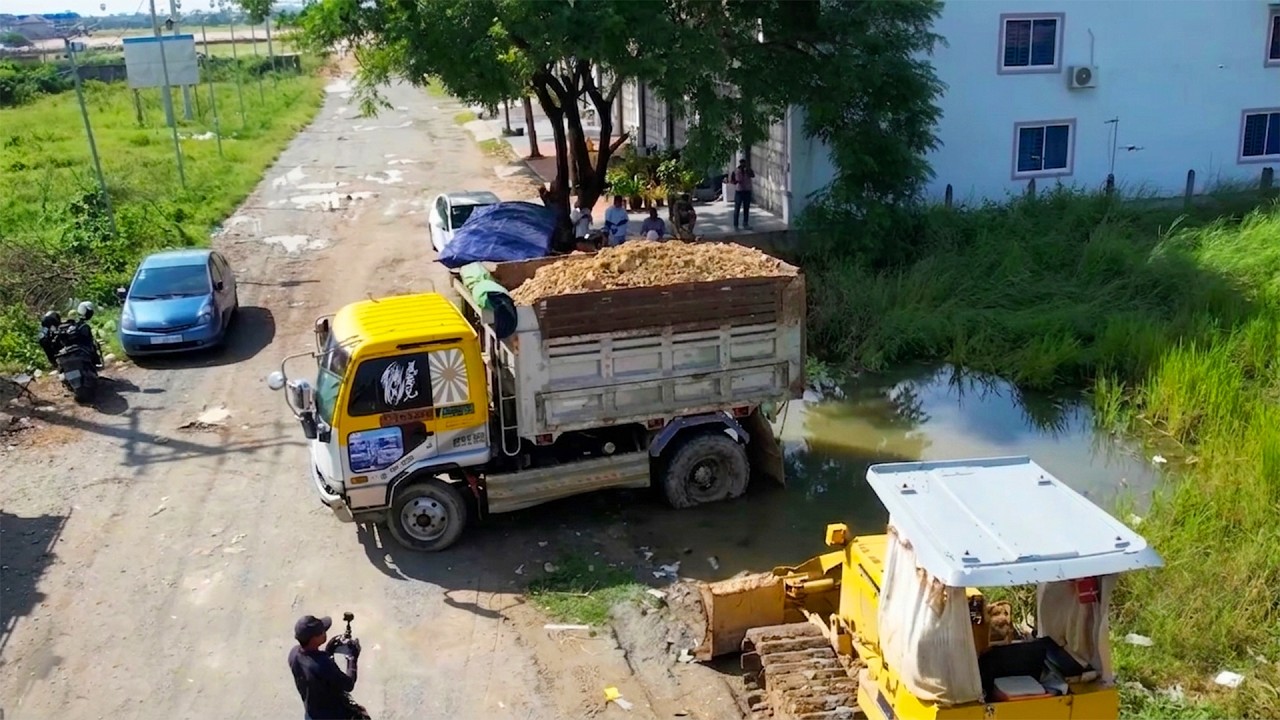 Awesome First New Project!! KOMATSU BULLDOZER D31P & 5 Ton Dump Truck Begin New Landfill Into Water