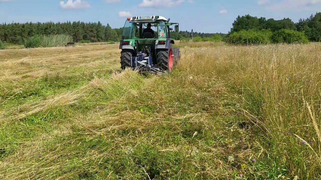 M&auml;hen von langem Gras mit modernen M&auml;hbalken 2