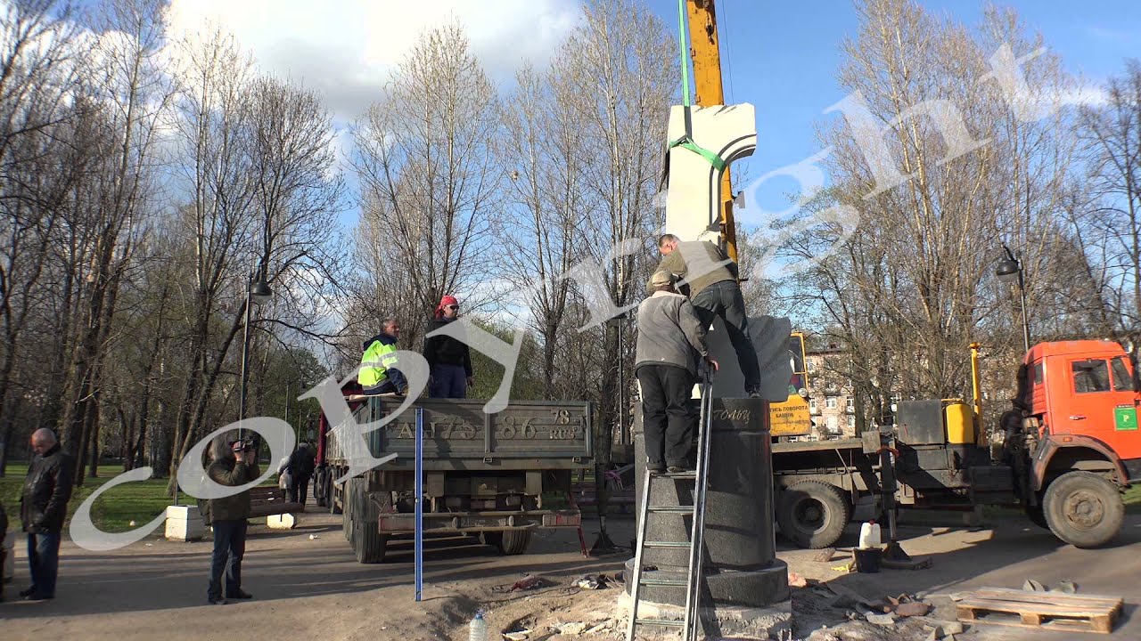 Установка памятника Ольге Берггольц в Петербурге.