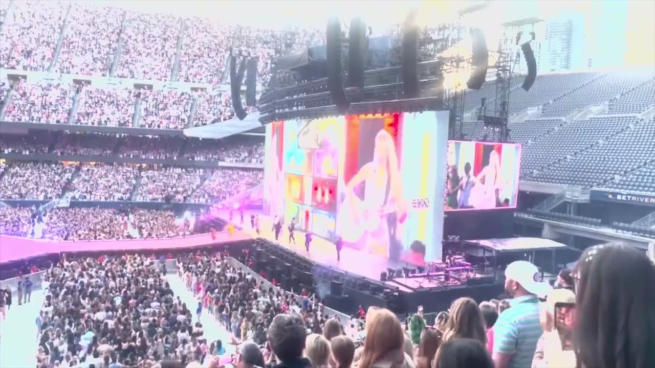 Taylor Swift in Chicago: Fans kick off weekend on night 1