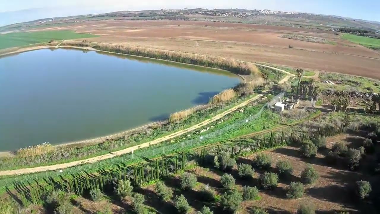 לטרון הנהדרת - אגם