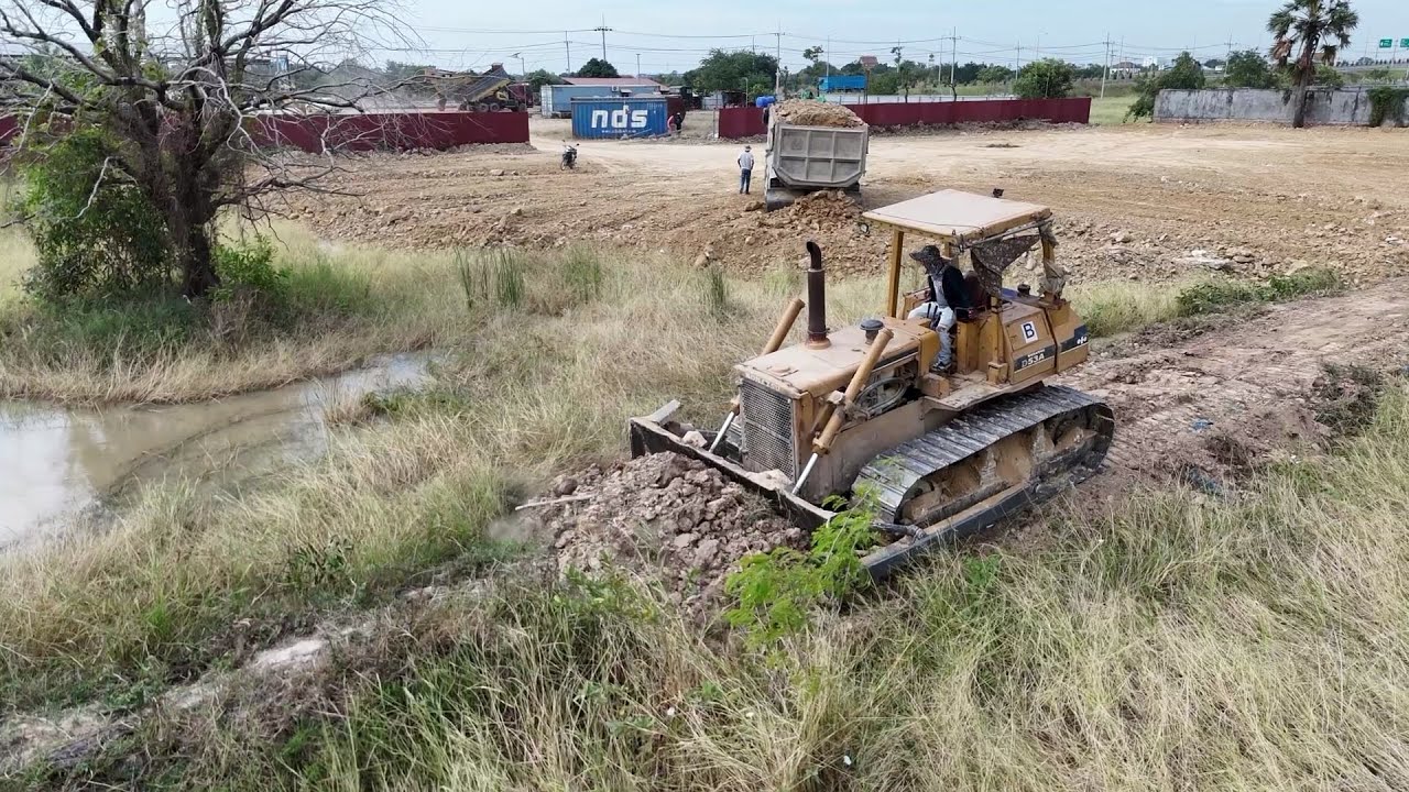 Final Complete 100% Strange Technique Filling Land Bulldozer KOMATSU D53A, 24Ton Dump Truck