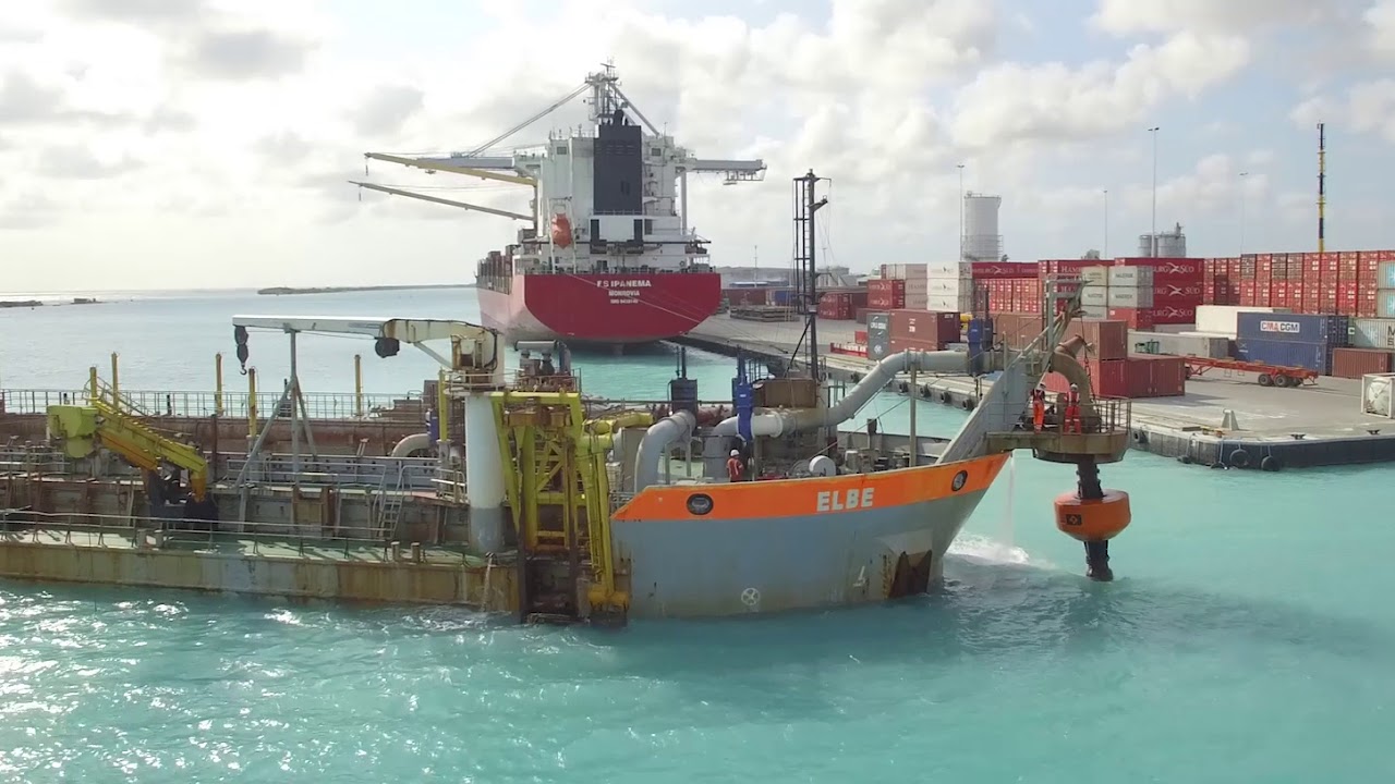 TSHD 'Elbe' dredging Aruba