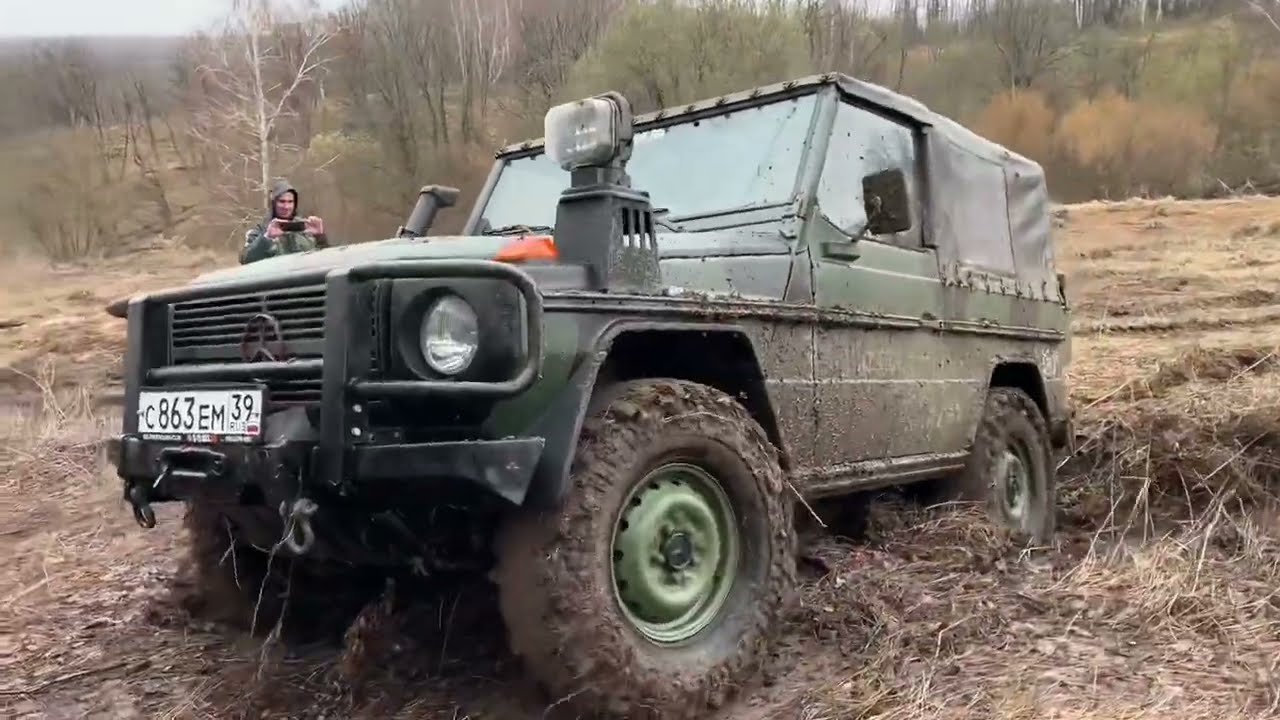 Военный Гелендваген кабриолет G250 Wolf на бездорожье.