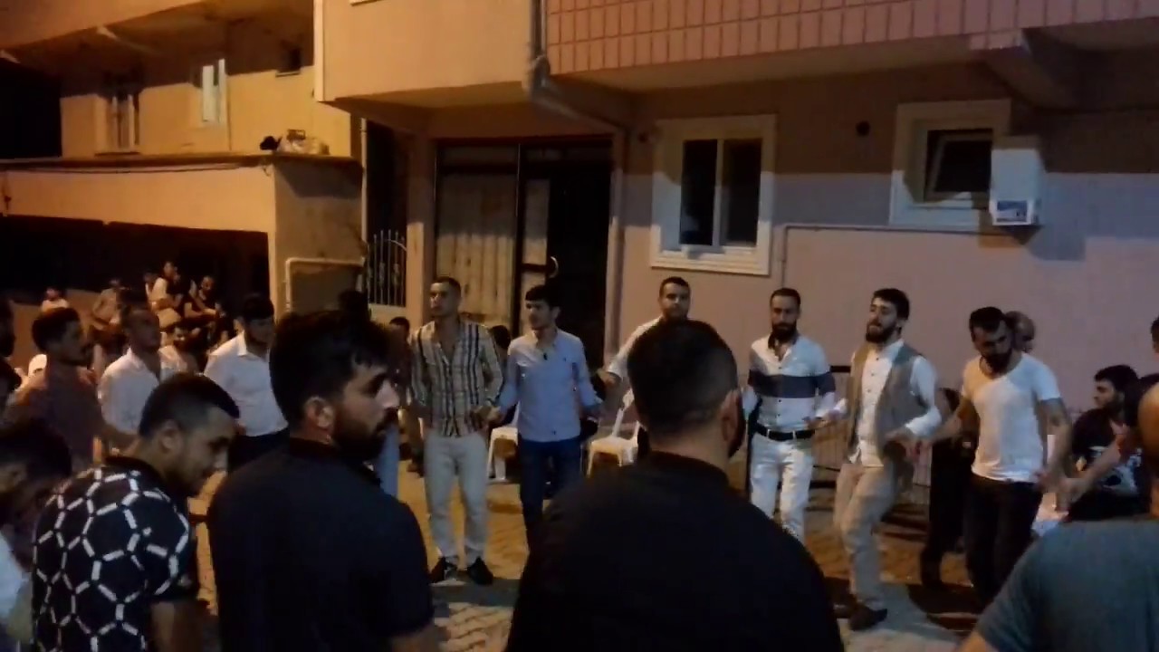 Halayın kralı Erzurum çatlı gençler.kürtçe(Alttaki linke tıklayarak diğer videolara ulaşabilirsiniz)