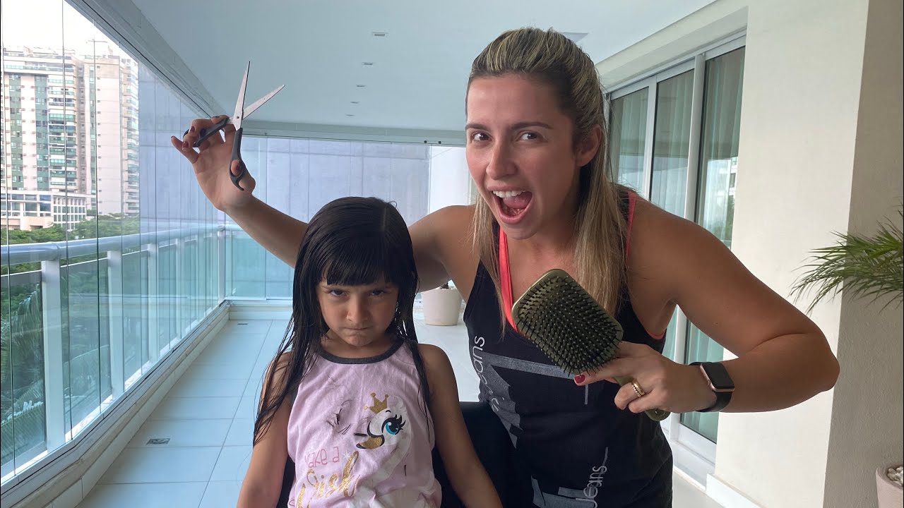 Mamãe cortando o cabelo da Bella