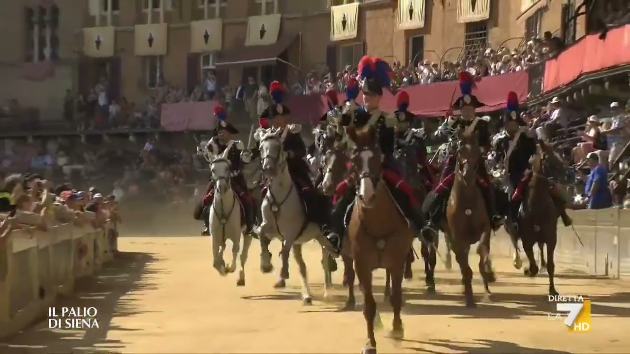 Palio di Siena 2023, l'apertura di Pierluigi Pardo cita le parole di Santa Caterina da Siena