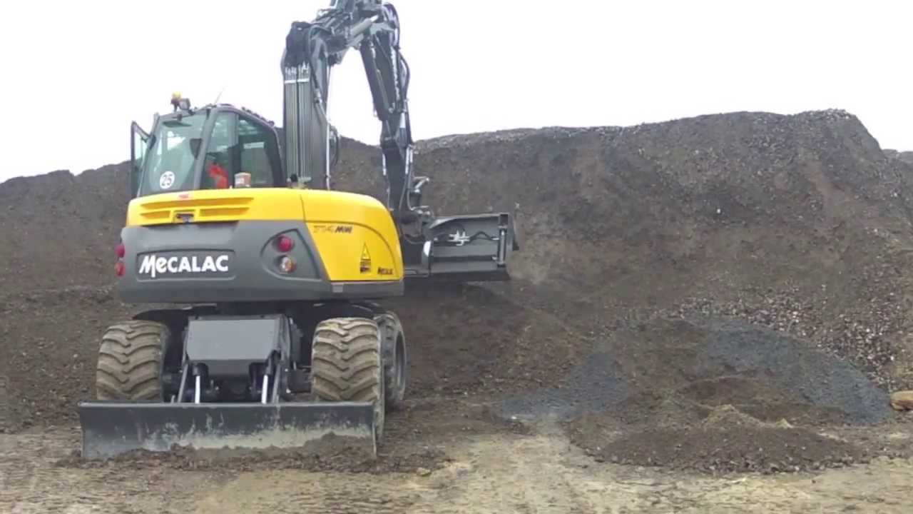 Mecalac 714 MWe : utilisation du godet chargeur 4X1 en dynamique et en statique HD