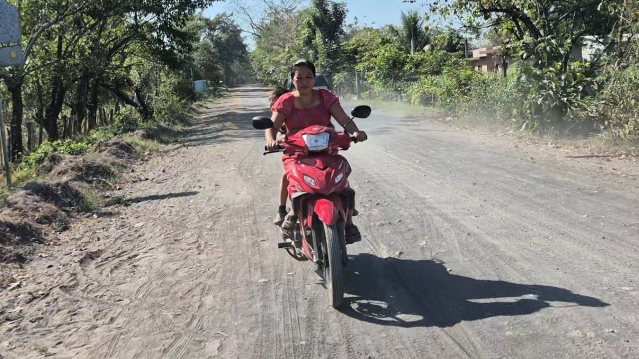 Lilian ya puede manejar, así luce ella en su Moto Nueva a todo terreno 🏍️🔥