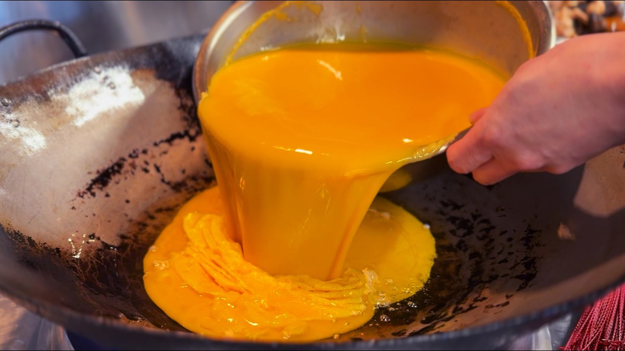 とある中華料理店による定番のまかない飯。 From an Unsung Chinese Kitchen, a Glorious Mess Over Rice