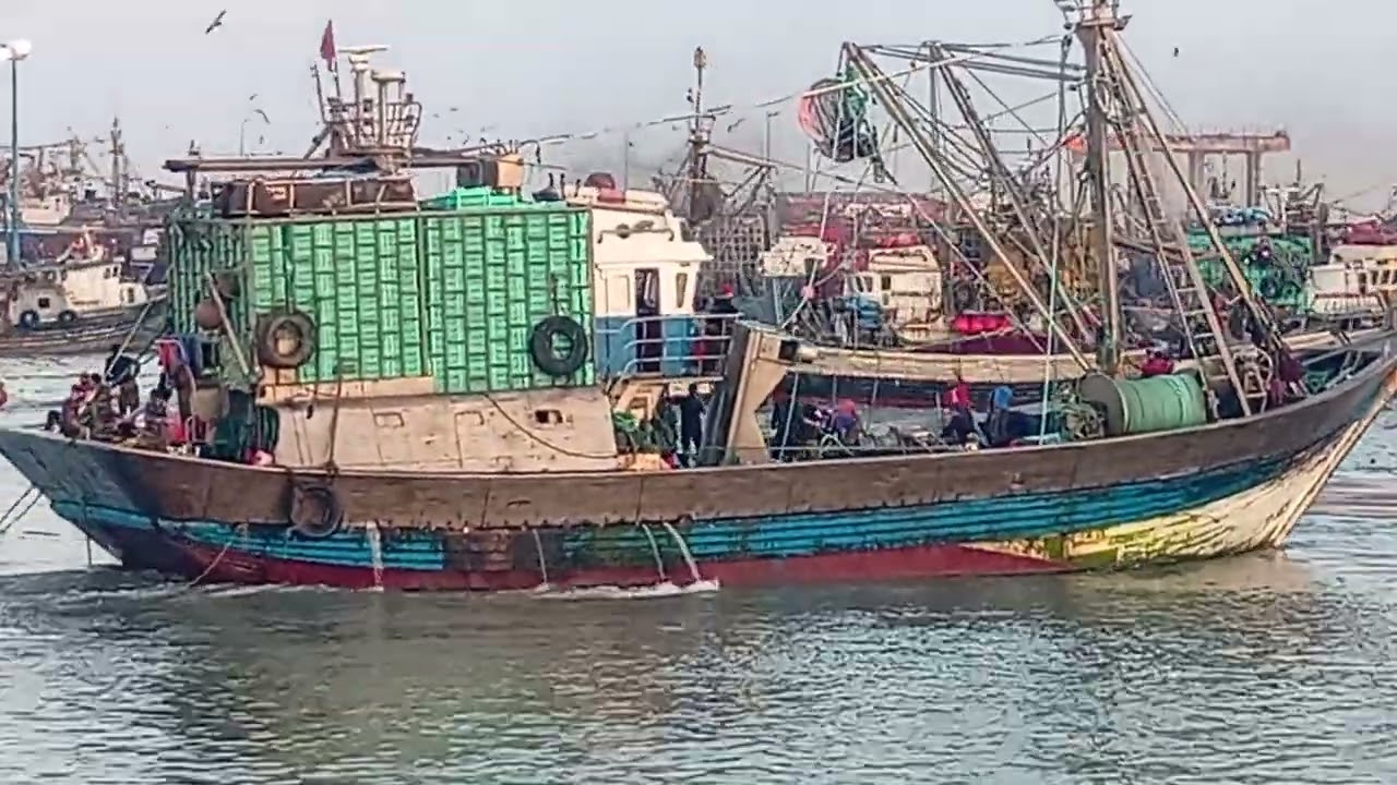 خروج مراكب صيد السردين من ميناء العيون ،بالتوفيق للجميع