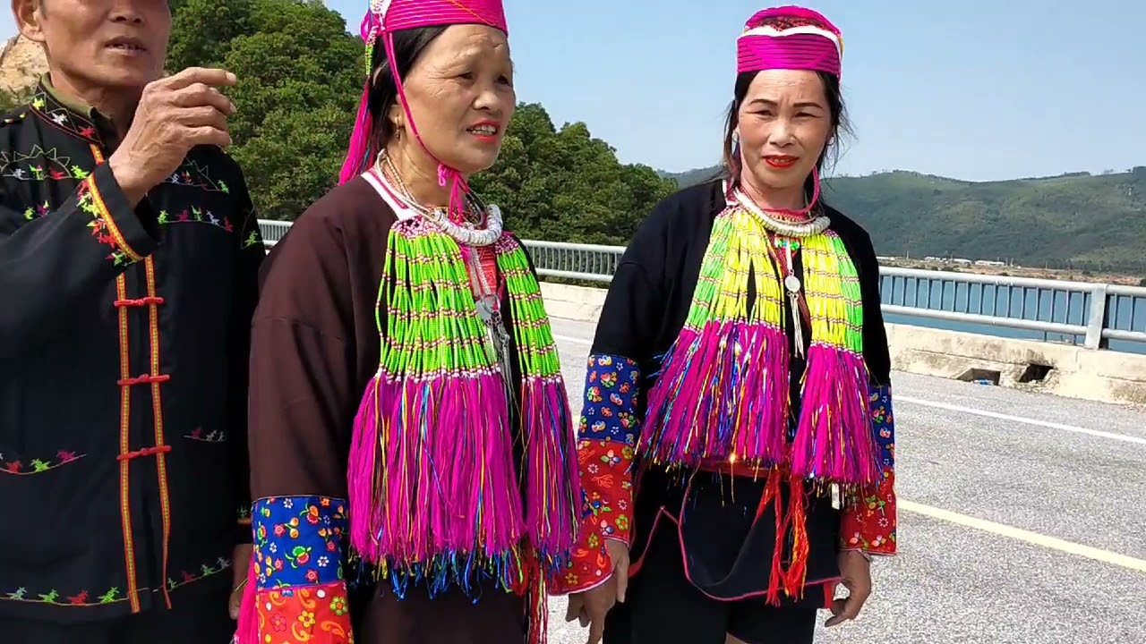 Chị Cứu Hát Tặng Mọi Người