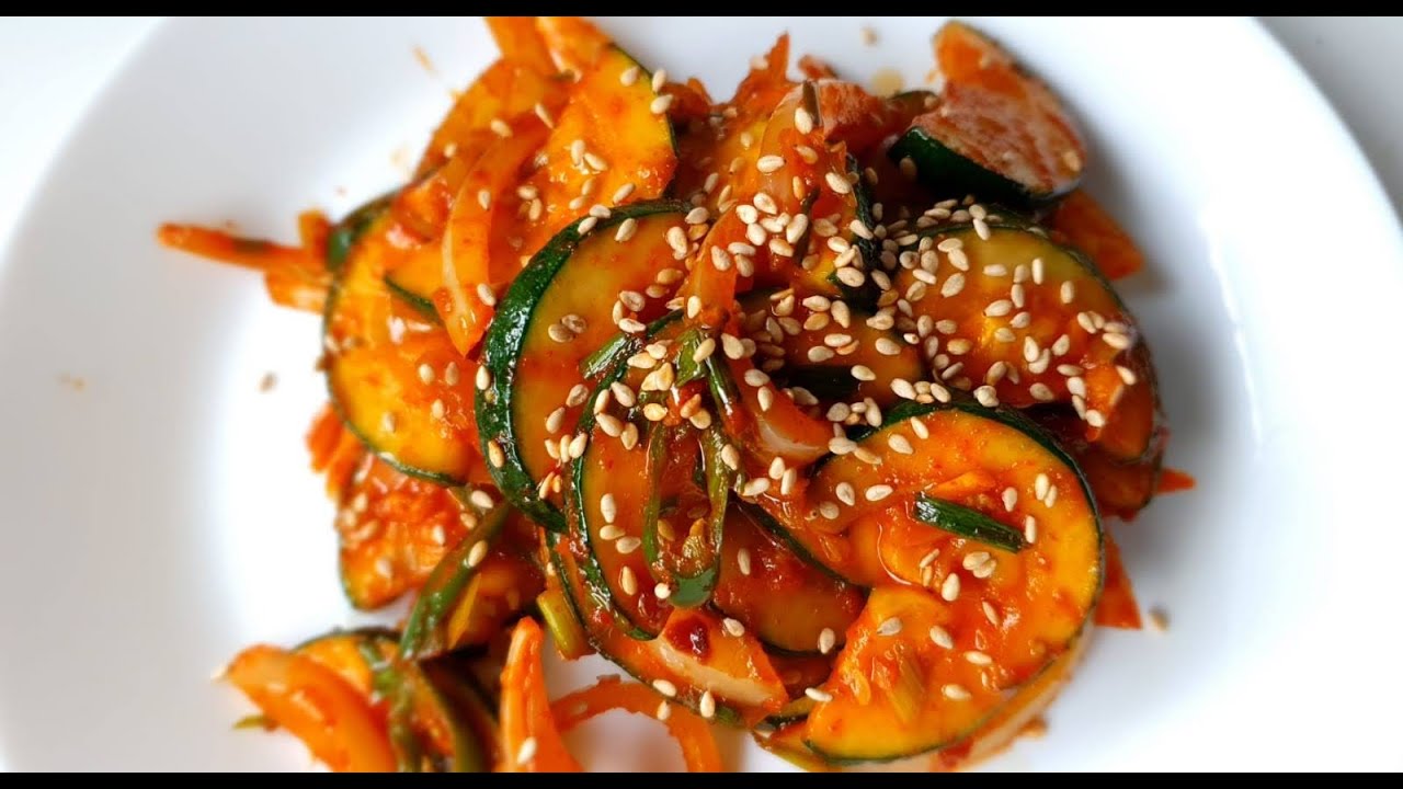 AEHOBAK BOKKEUM (KOREAN ZUCCHINI STIR FRY) - DWWYH
