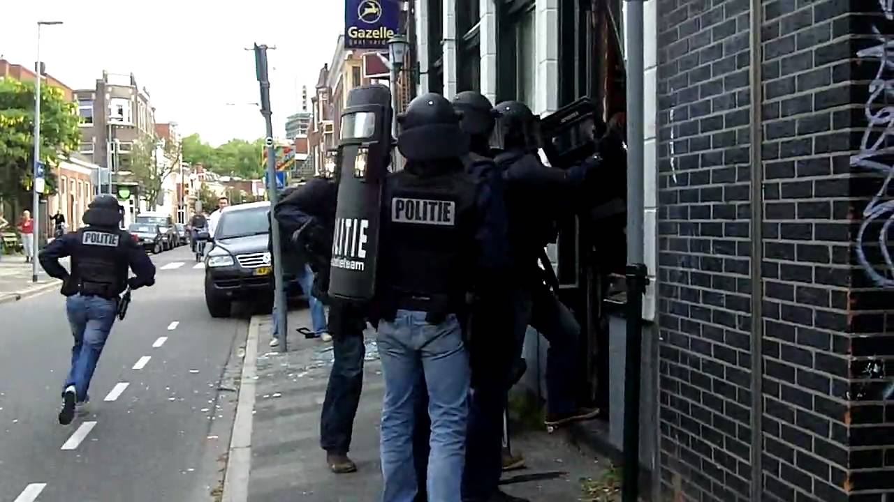 Politie doet inval in café De Kabouter