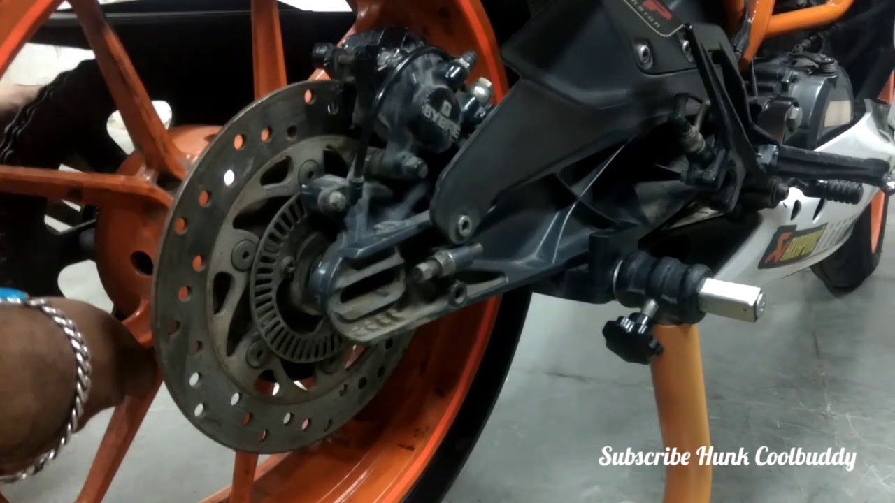 How to remove the rear wheel of KTM Rc 390