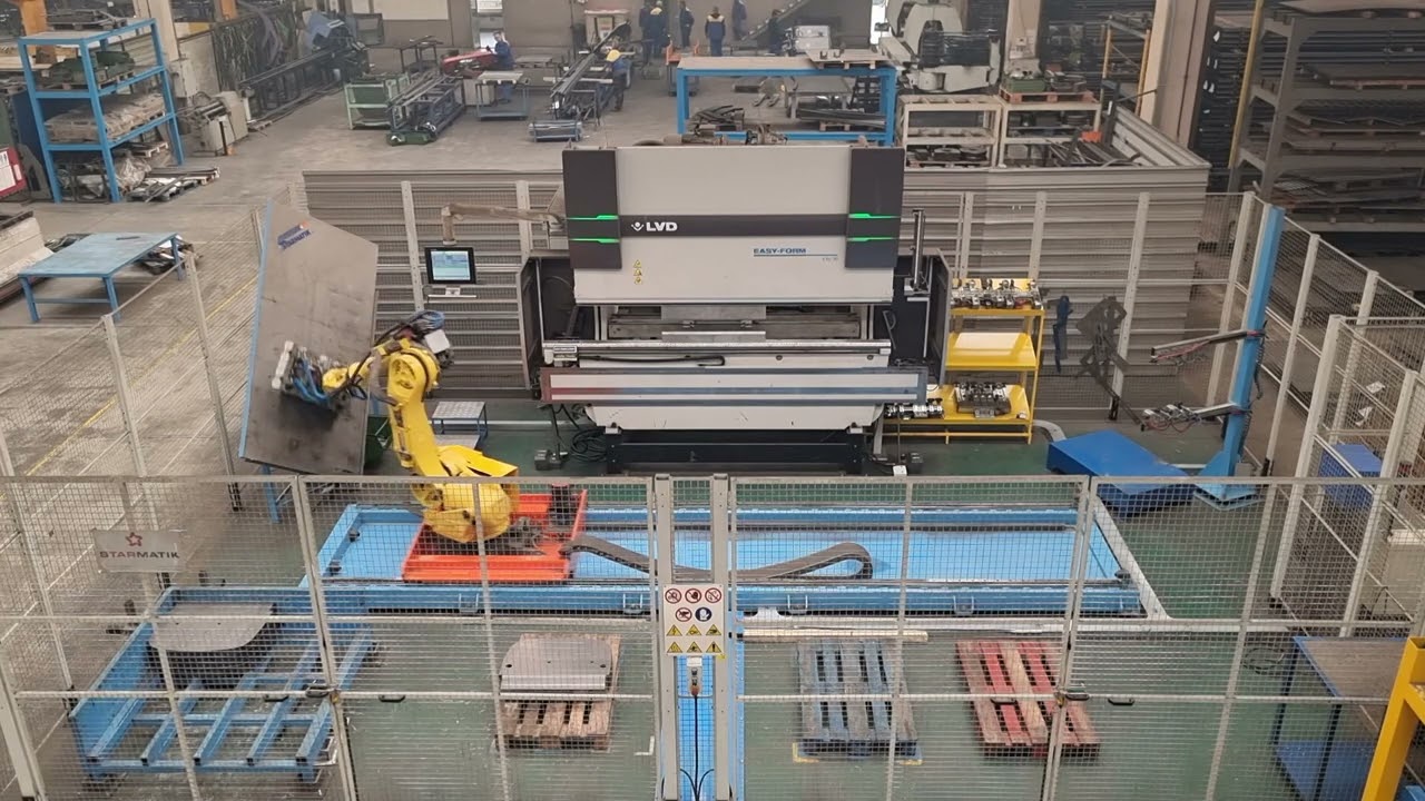 Piegatrice LVD PPEB 135 / 3050 con robot Starmatik a 7 assi