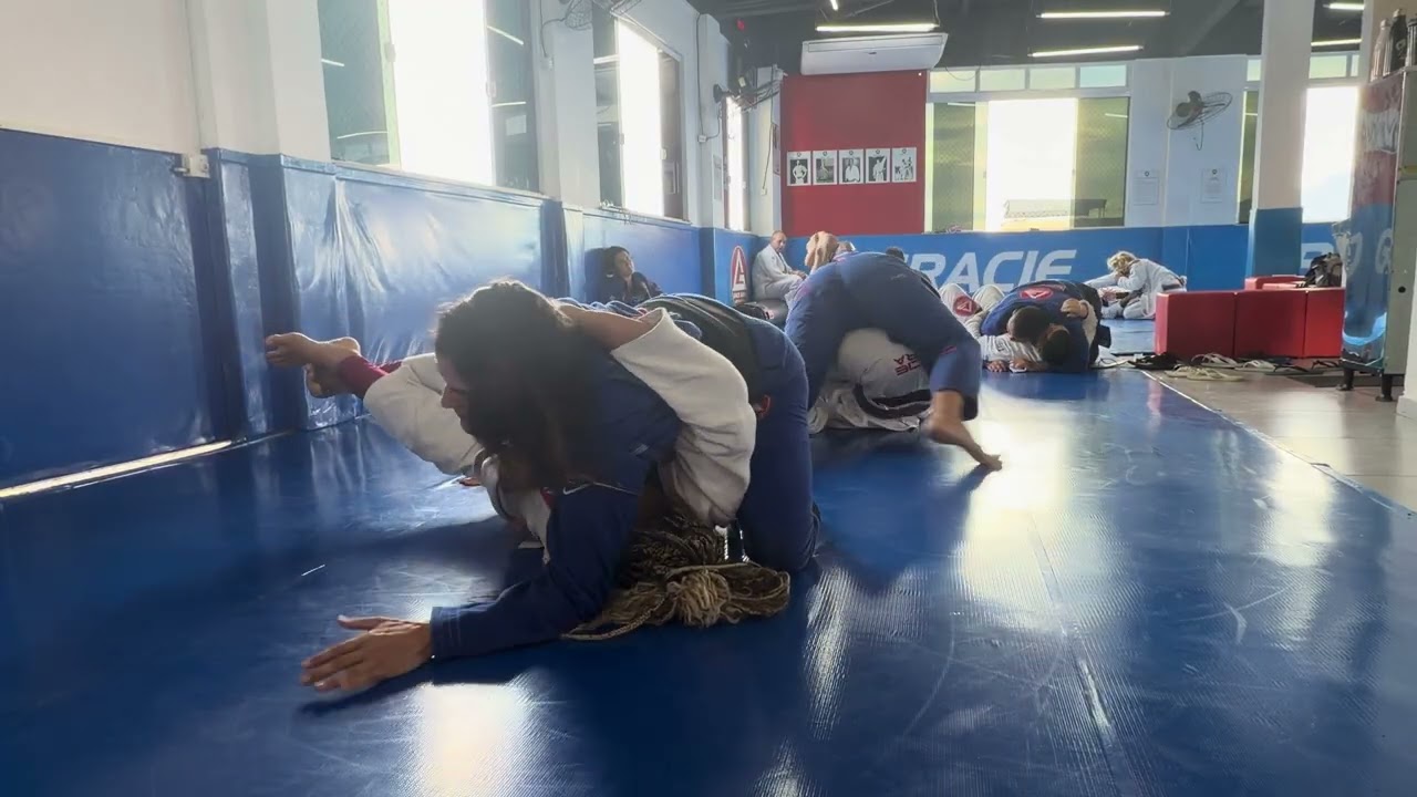 TREINO DE JIU JITSU