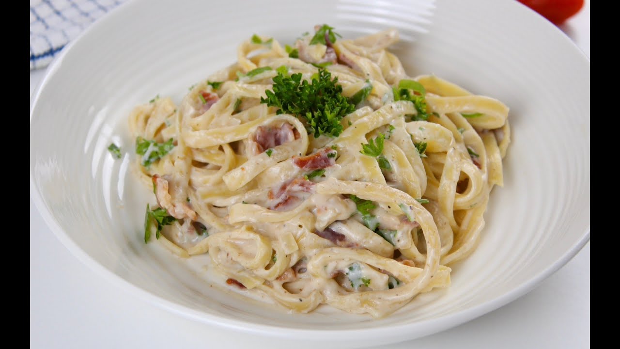 Macarrão com Bacon ao Molho Branco
