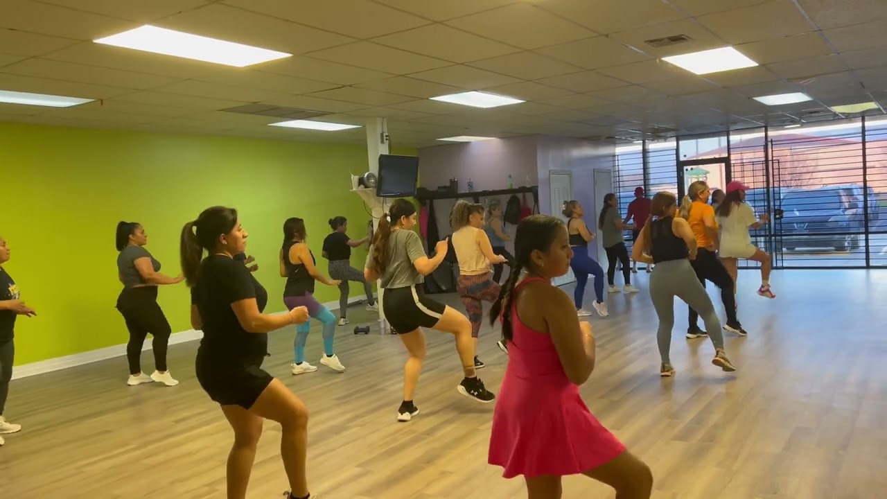 La zumba no solo sirve para bailar también te libera de estrés prueba y verás tu cambio 