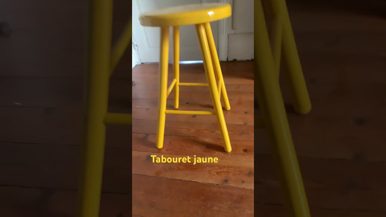 Tabouret jaune en m&eacute;tal