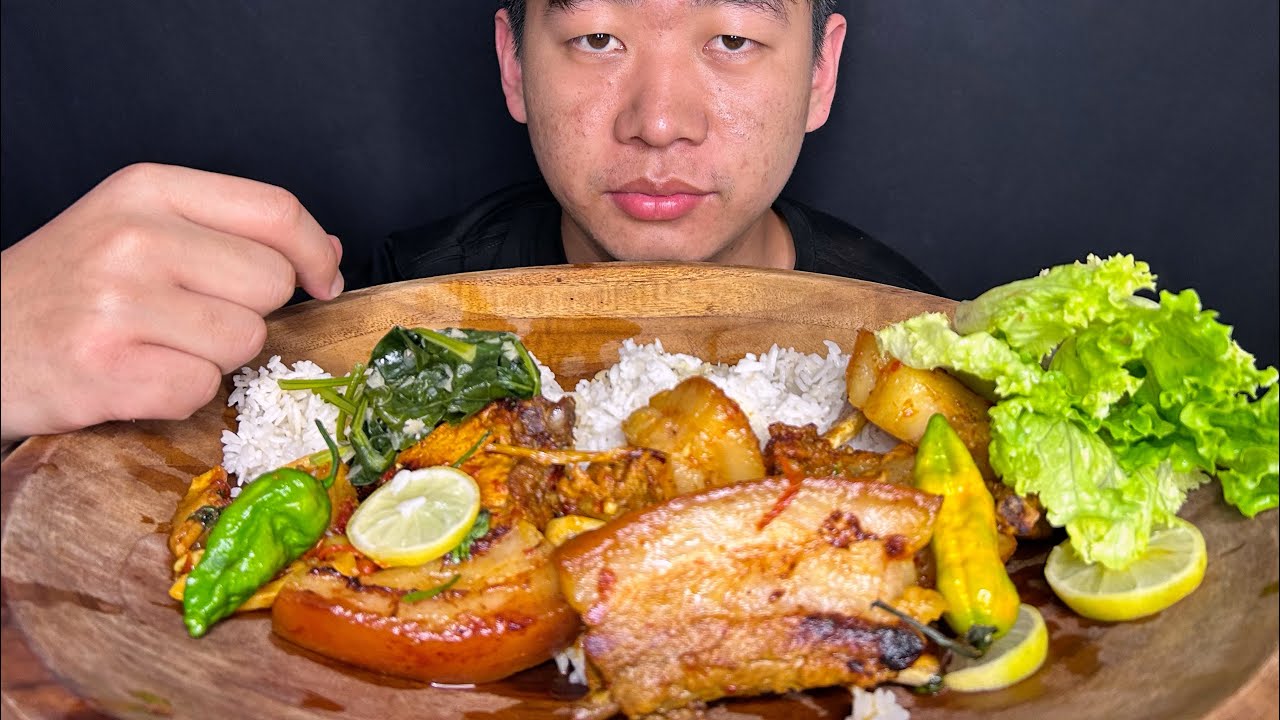 Mukbang in a giant plate 🤯 . Pork ribs with 2 king chilli 🌶️ @azhoaruo 