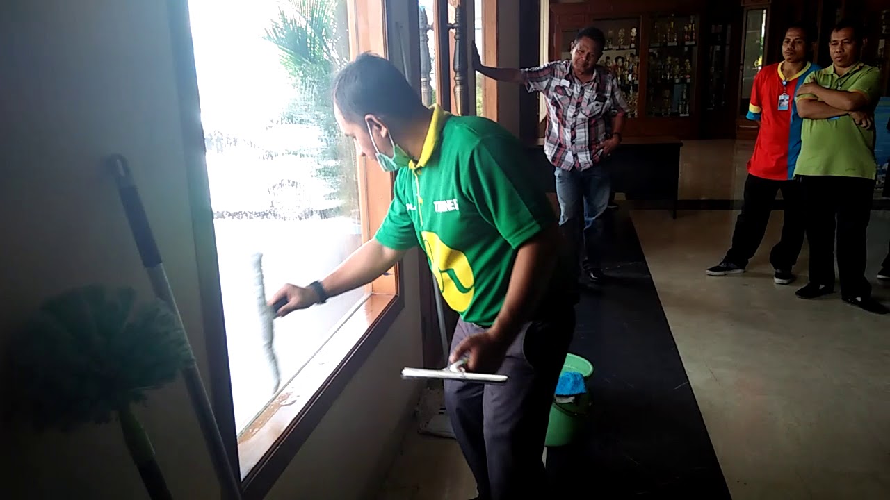 Praktik glass cleaning - Training cleaning service by Duta Resik