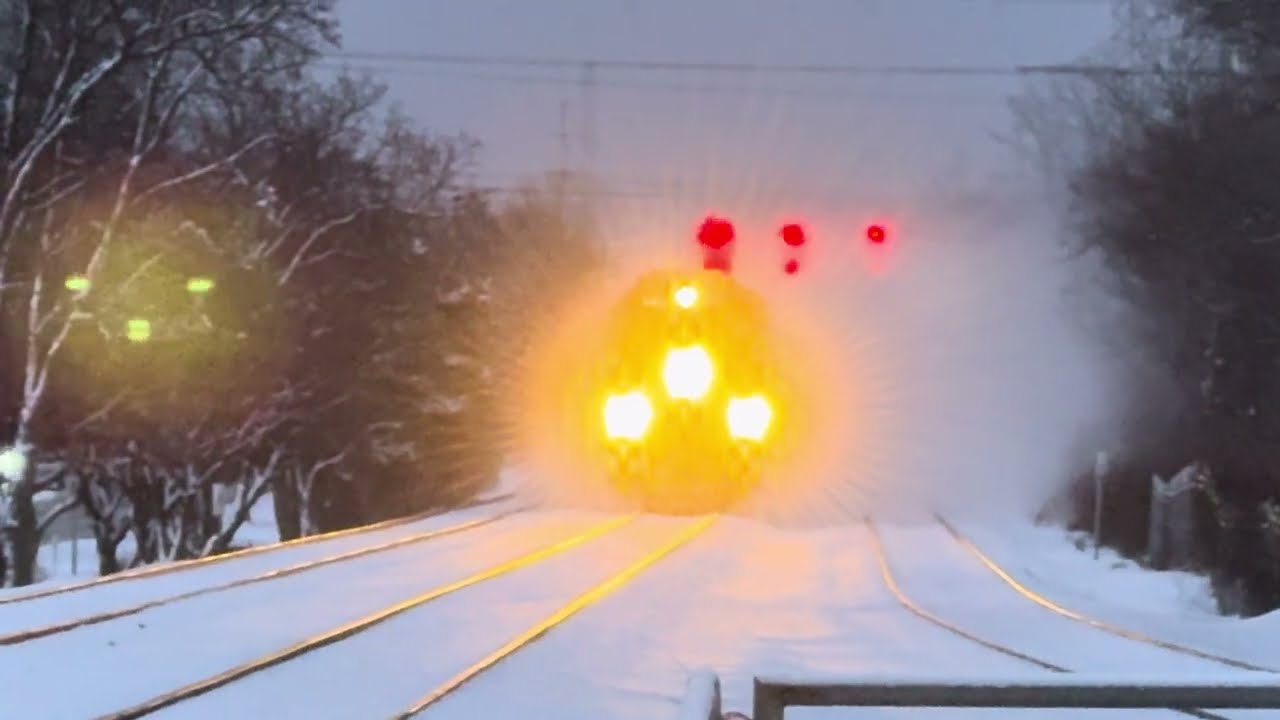 Metra blast through Cumberland in the snow ￼