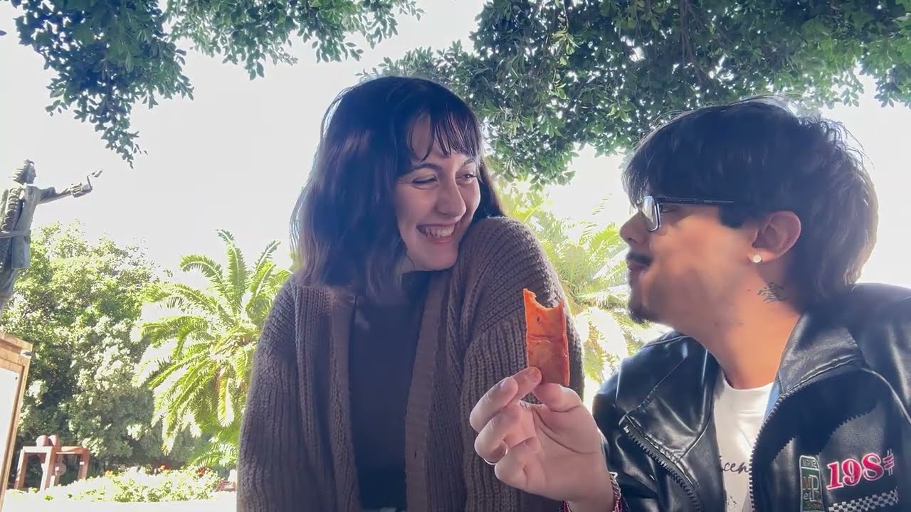 probando snacks japoneses y dándole de comer a las palomas en Cádiz