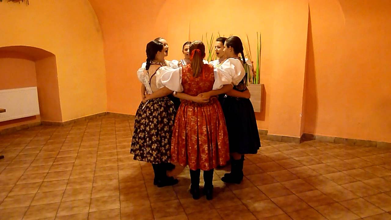 Kluknava dievčensk&yacute; folklor