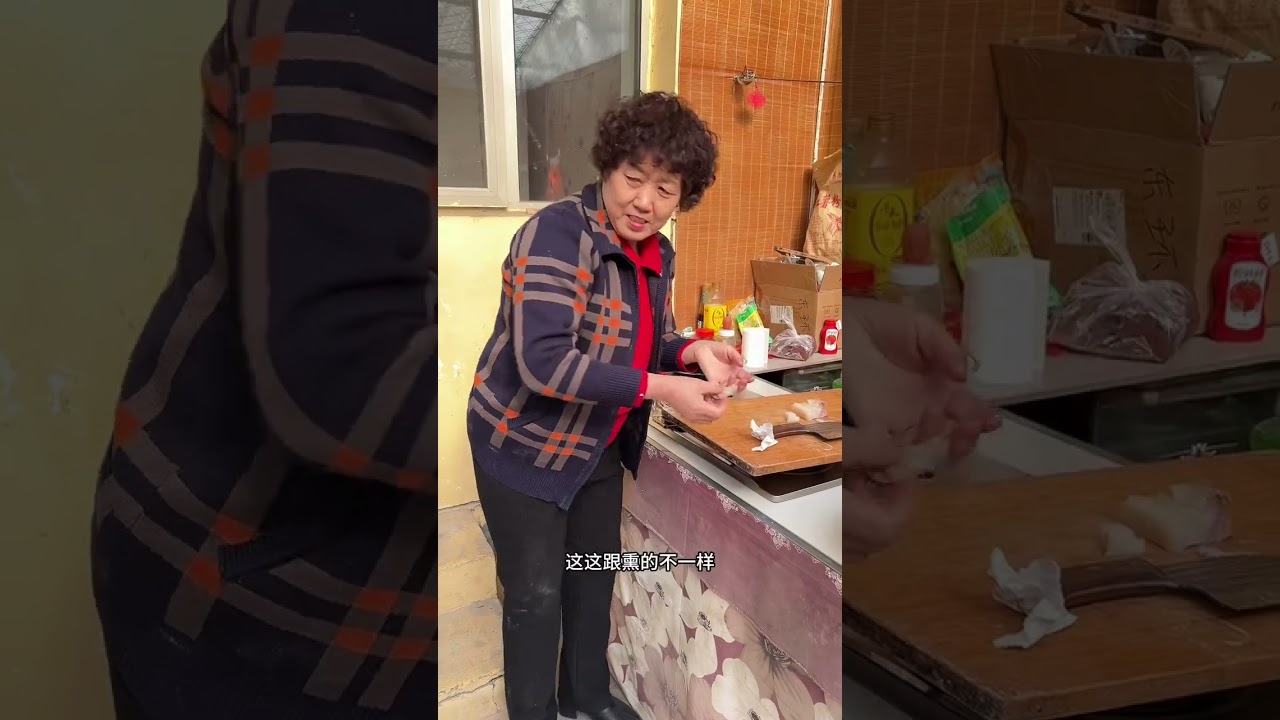 今天买了两块肉，大锅里一炖，年味就来了！熏肉炖白菜粉条，蒸包子可香了！#农村美食 #猪肉白菜炖粉条