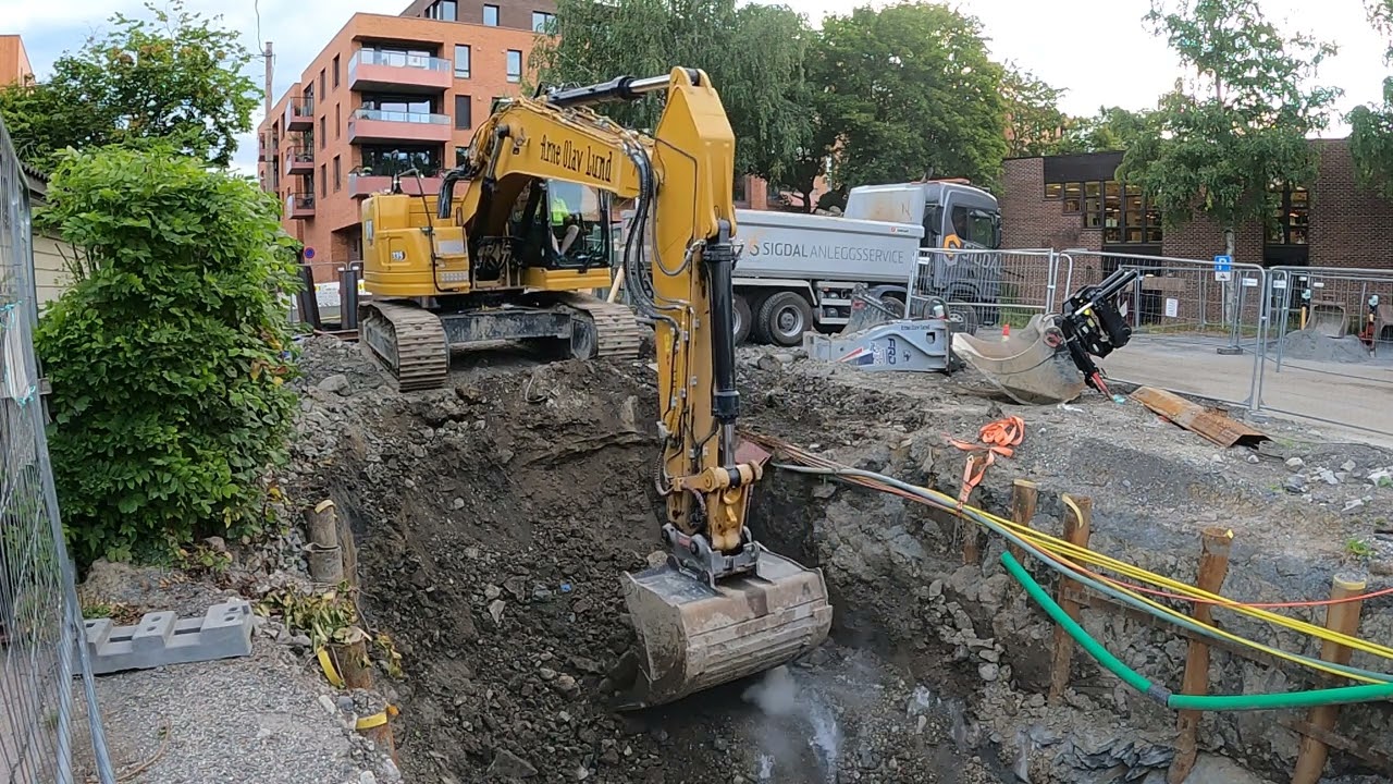 cat 335 next gen with @OilQuick  system loading trucks and breaking mountains with Furukawa 475