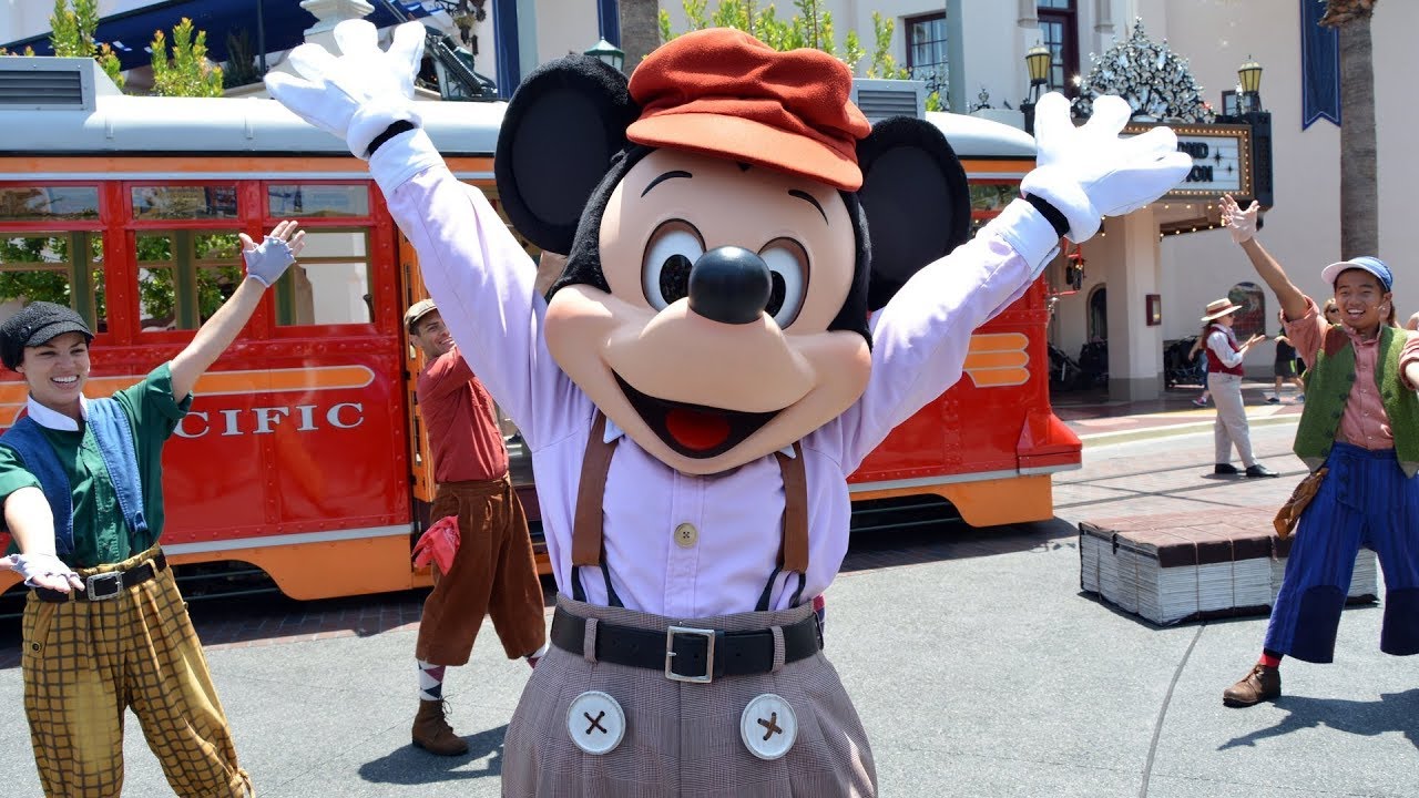 [4K] Red Car Trolley News Boys - Disney California Adventure