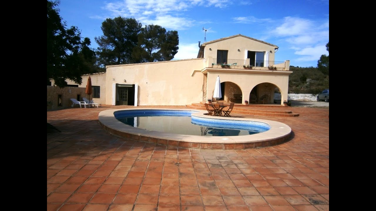 3 BEDS SPECTACULAR FARMHOUSE WITH STUNNING SKYLINE VIEWS