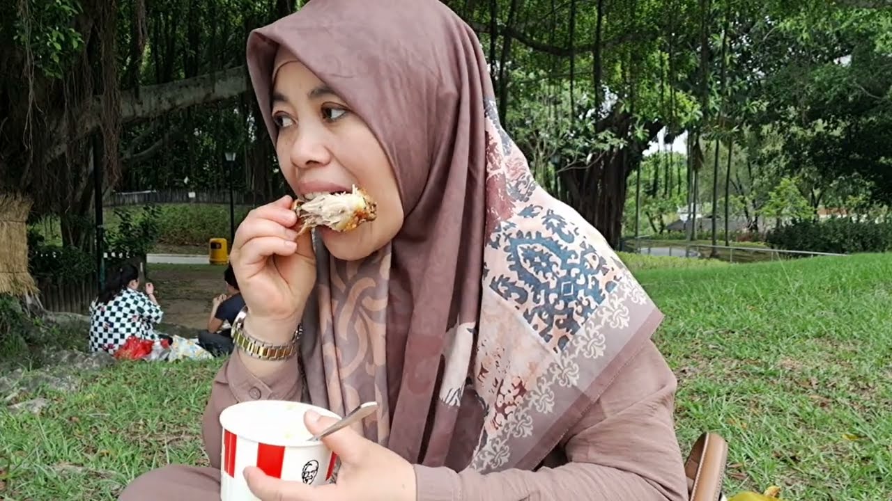 Ngadem dibawah pohon beringin