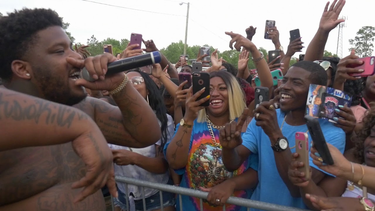 Derez Deshon Performing live Apple chill 2018