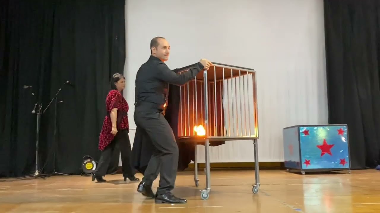 Emiliano Family Circus Show - Illusions