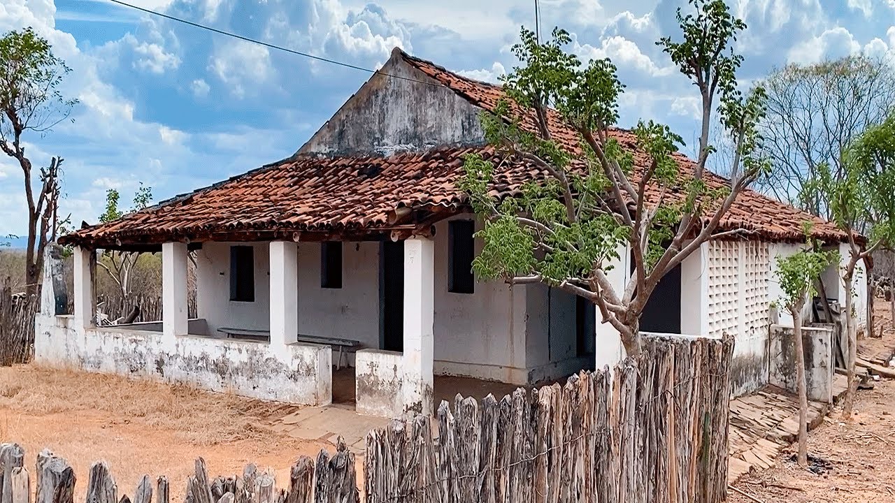 Fazenda centenária abandonada cheia de moveis dentro no sertão cearense