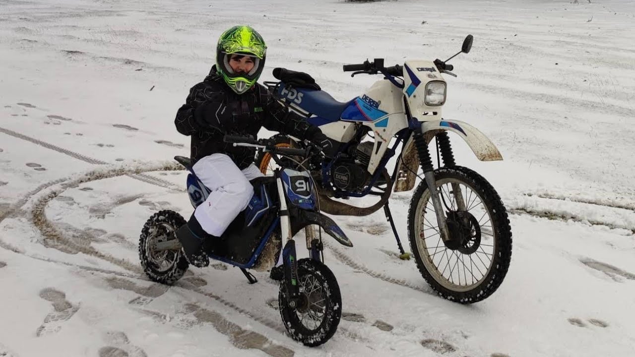 👨‍👦Feliz!! Padre e Hijo con Motos por NIEVE🏁 Minimoto Cross eléctrica y Derbi FDS por monte Nevado🔥