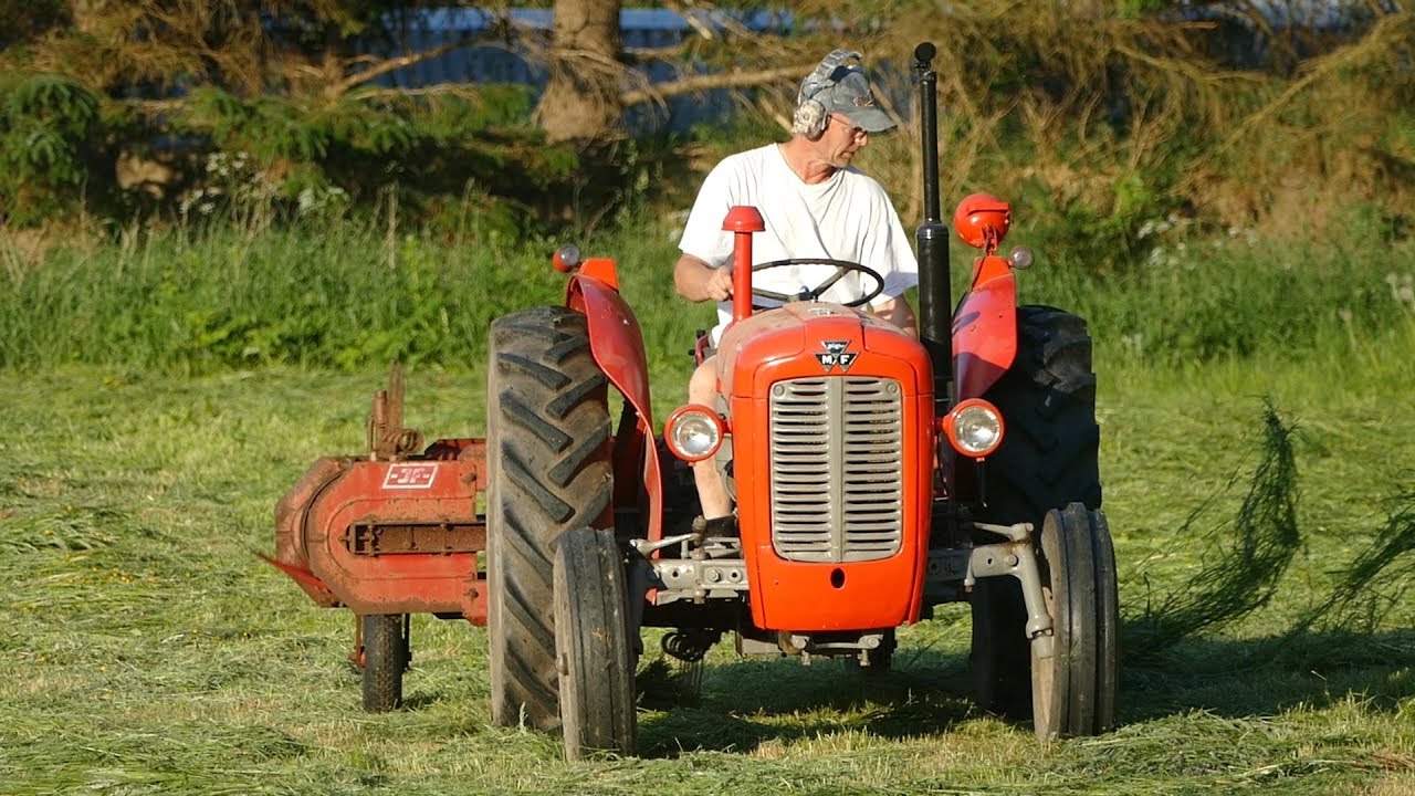 Massey Ferguson 35X Multi-Power Turning Hay w/ JF HSR 200R Windrower | Danish Agriculture