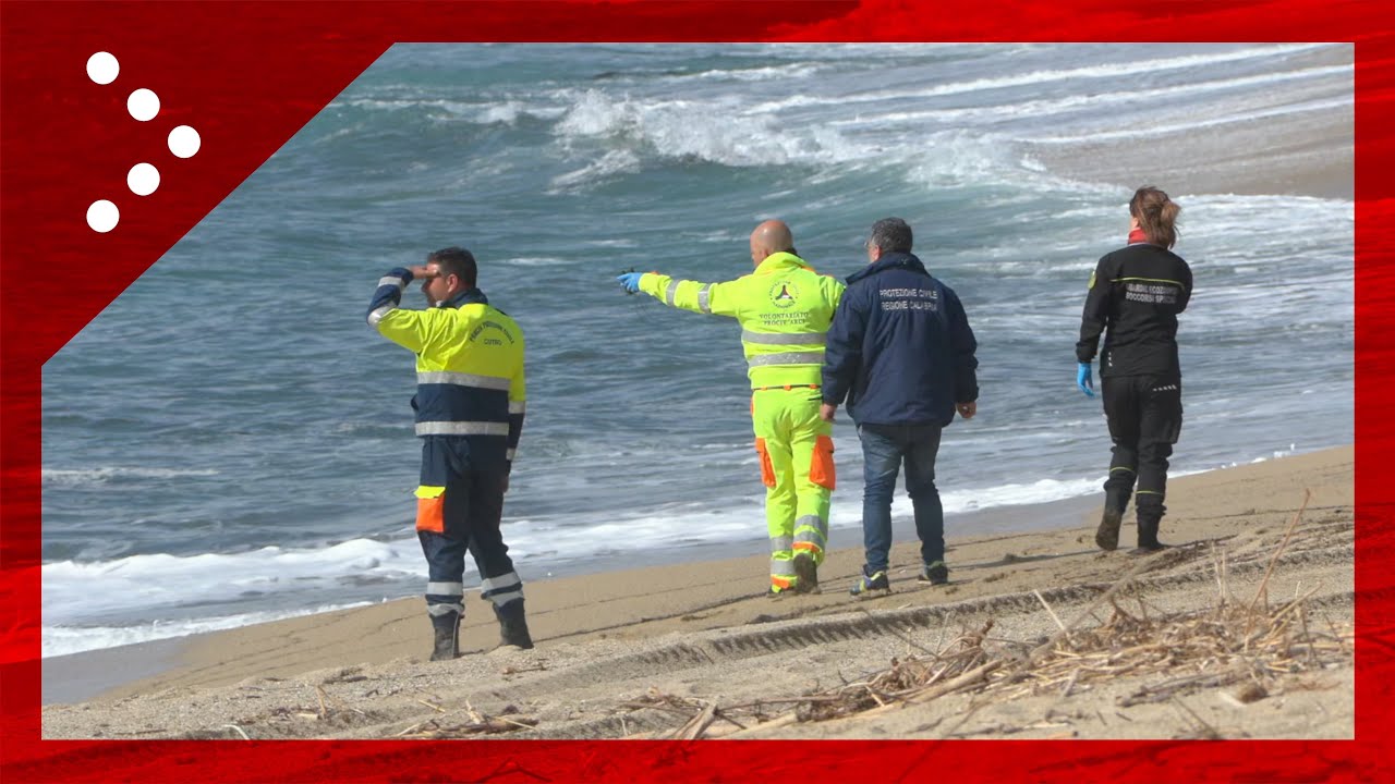 Cutro, sommozzatori battono la costa alla ricerca di dispersi del naufragio, anche drone in volo