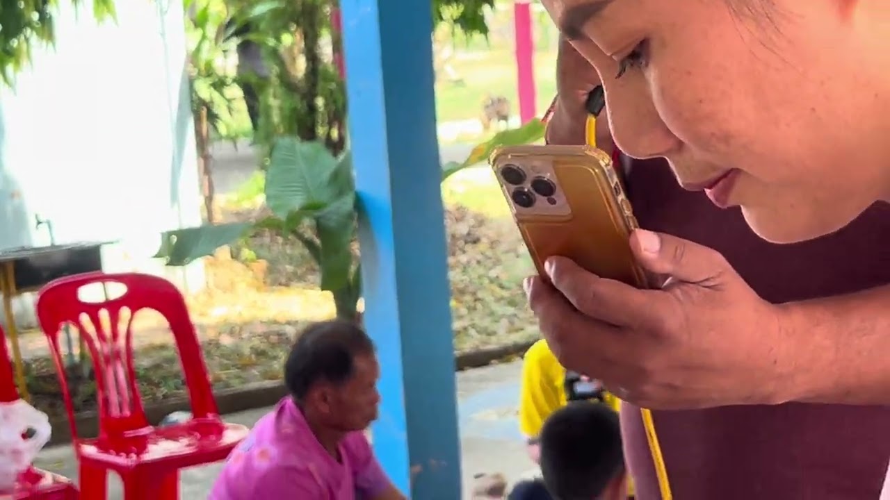 เด็กเด็กกินอย่างมีความสุข มีเด็กพิเศษด้วยหนึ่งวงปรารถนาธิดาลาว ￼