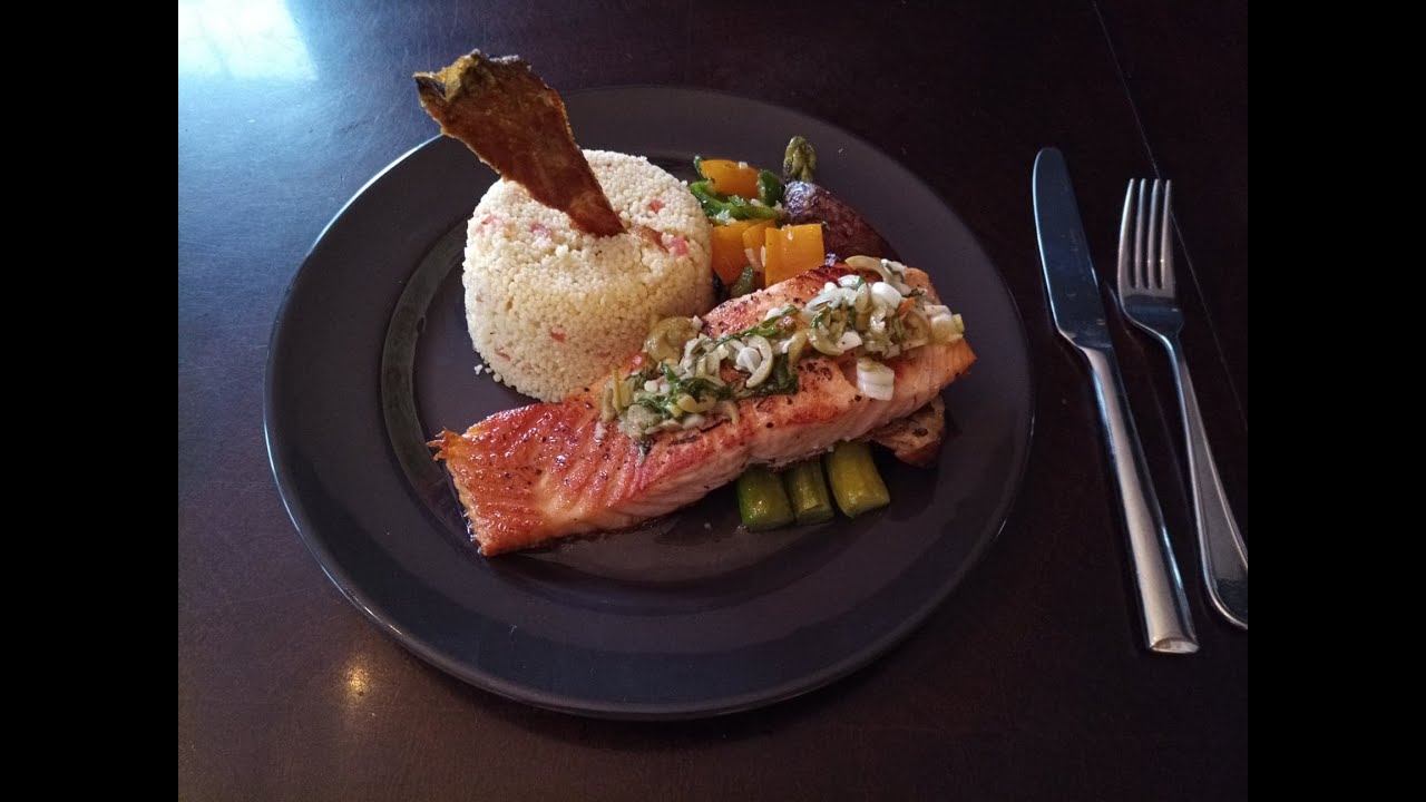 Salmón a la plancha, vegetales salteados y Cous Cous.