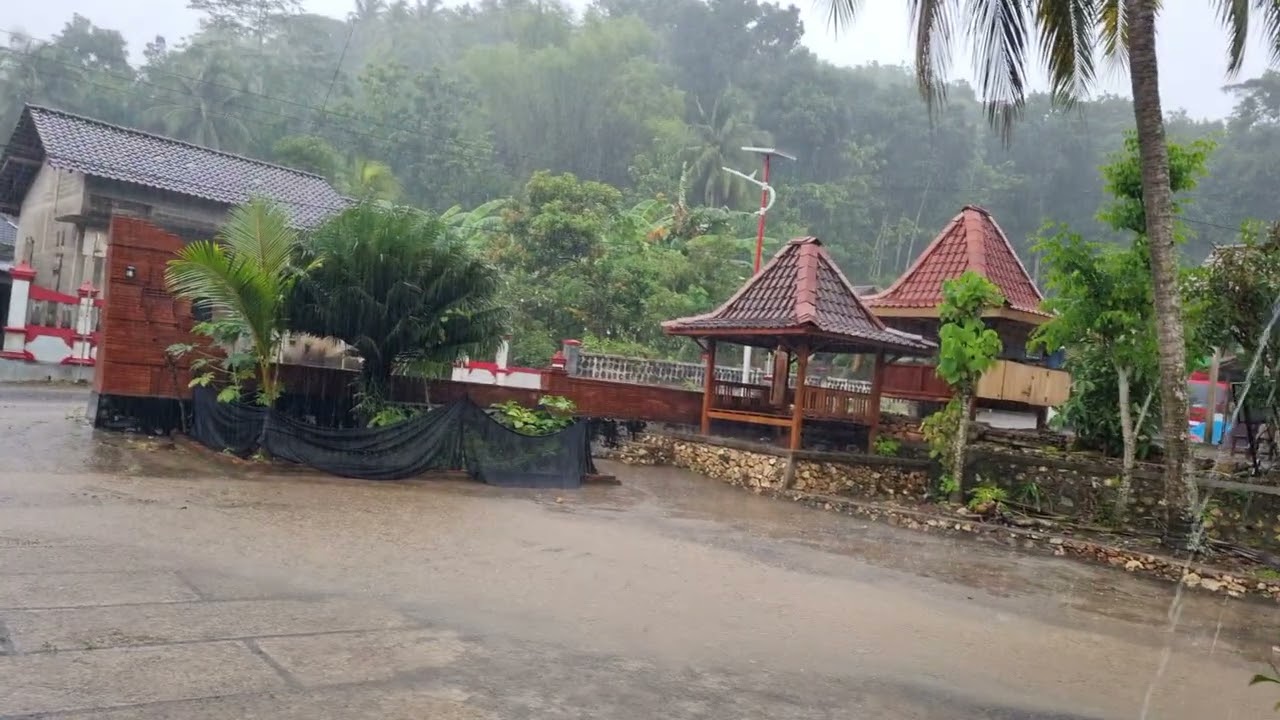 HUJAN DI KAMPUNG HALAMAN 