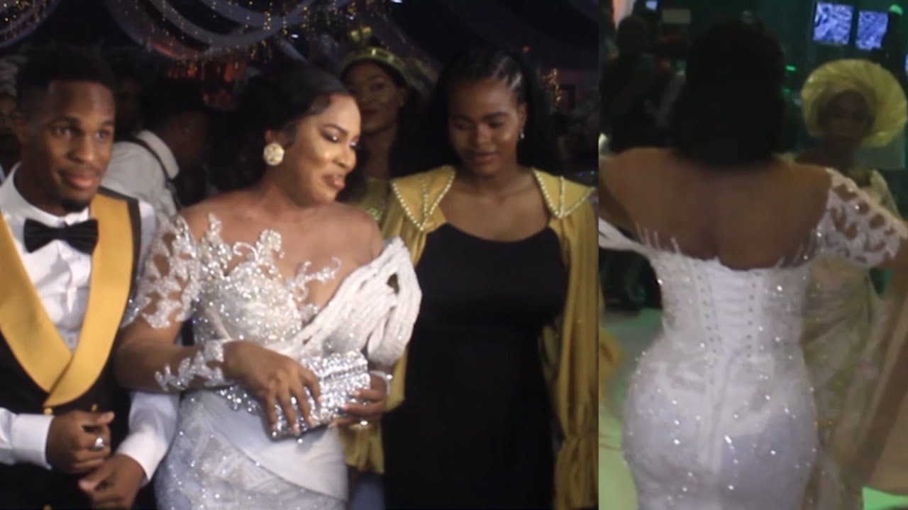 FATHIA WILLIAMS BALOGUN GRAND ENTERANCE WITH HER CHILDREN AS HER LOOK ALIKE MUM WELCOME HER ON STAGE
