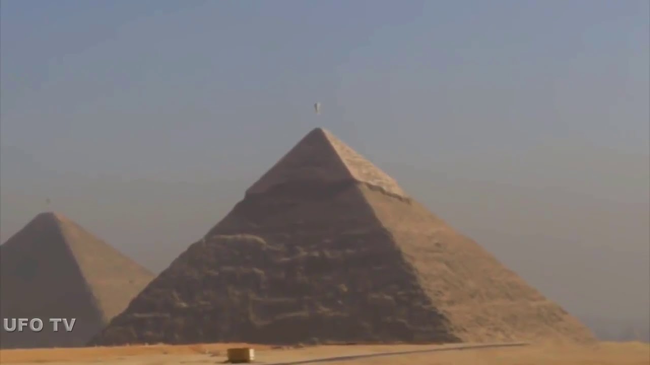 UFO Over EGYPT Ancient PYRAMIDS! UFO sightings 2017  ufo caught on camera