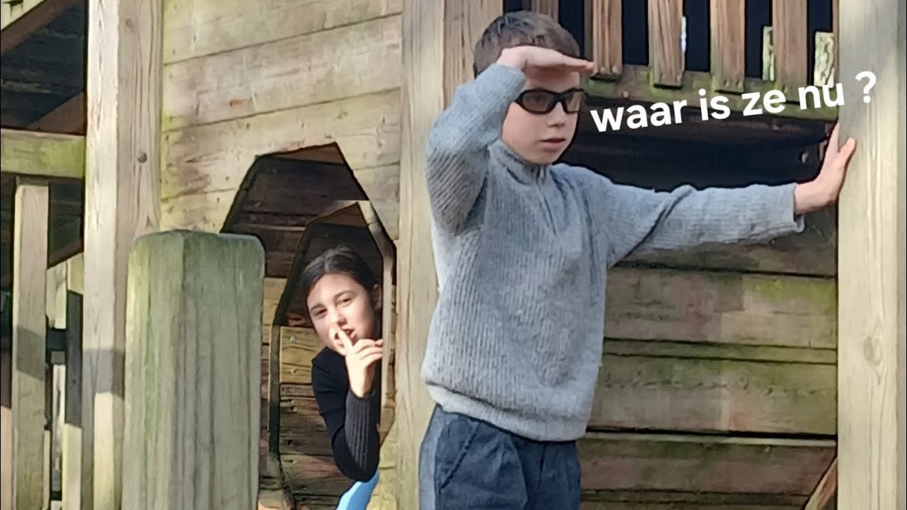 Tikkertje verstoppertje spelen in een hele grote speeltuin. 😁