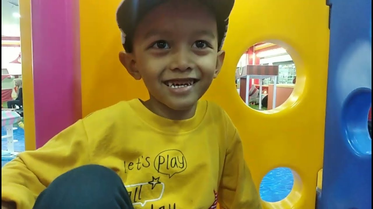 RAFLI DAN ASHRAF BERMAIN DI PLAYGROUND SUN CITY MALL SUPER LAND