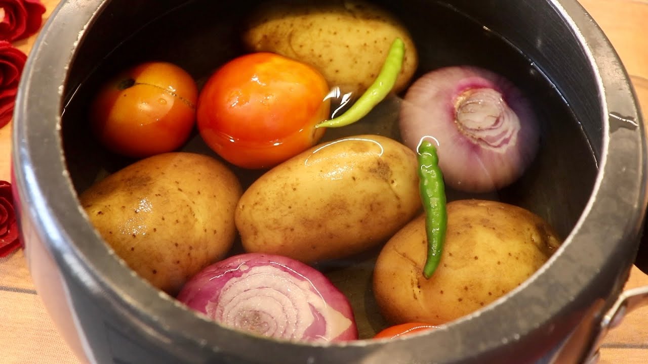 PRESSURE COOKER Aloo ki Sabji  देखते ही होश उड़ जाएँगे आलू टमाटर की सब्जी आज से पहले नहीं देखी होगी