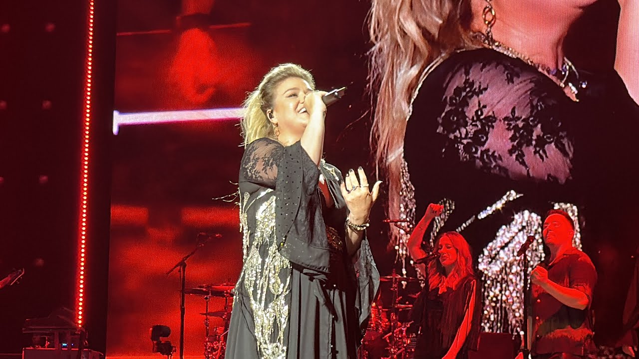 Kelly Clarkson 7/29/23 Vegas -Chemistry
