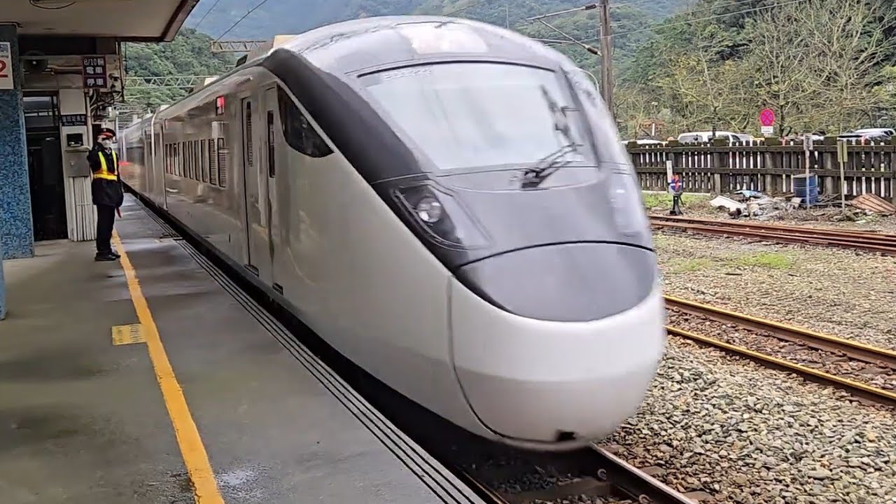 5280次彰化開往花蓮加班西部超優質直達EMU3000型十二輛編組EMU3022皮蛋豆腐騰雲號綠色帶新城際自強號列車，和4135次福隆發車開往樹林銀綠色微笑號EMU900型十輛一編組EMU912區間車